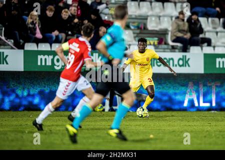 Vejle, Dänemark. Oktober 2021. Maxwell Woledzi (3) aus dem FC Nordsjaelland wurde während des 3F Superliga-Spiels zwischen Vejle Boldklub und FC Nordsjaelland im Vejle Stadion in Vejle gesehen. (Foto: Gonzales Photo/Alamy Live News Stockfoto