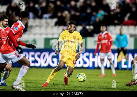 Vejle, Dänemark. Oktober 2021. Abu Francis (14) vom FC Nordsjaelland, gesehen beim 3F Superliga-Spiel zwischen Vejle Boldklub und FC Nordsjaelland im Vejle Stadion in Vejle. (Foto: Gonzales Photo/Alamy Live News Stockfoto