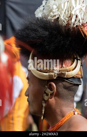 Ein Seitenportrait eines Naga-Stammes in traditioneller Kopfbedeckung am 4. Dezember 2016 in Kohima Nagaland Indien Stockfoto