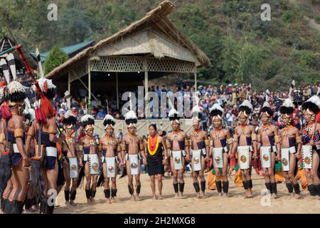 Naga-Tribesmänner und -Frauen, die am 2. Dezember 2016 beim Hornbill-Festival in Nagaland Indien in traditioneller Kleidung tanzten Stockfoto