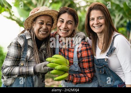 Glückliche Bauern haben Spaß an der Arbeit in Bananen Plantage - Farm People Lifestyle-Konzept Stockfoto