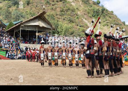 Naga-Tribesmänner und -Frauen, die am 2. Dezember 2016 beim Hornbill-Festival in Nagaland Indien in traditioneller Kleidung tanzten Stockfoto