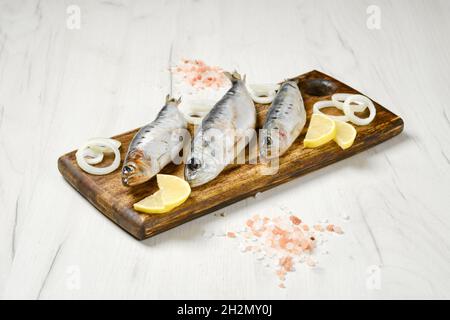 Gesalzener Iwashi-Heringfisch, gewürzt auf Holzschneidebrett mariniert Stockfoto