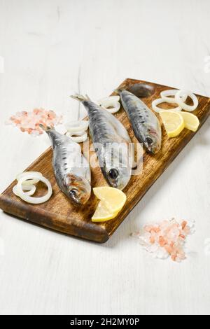 Gesalzener Iwashi-Heringfisch, gewürzt auf Holzschneidebrett mariniert Stockfoto