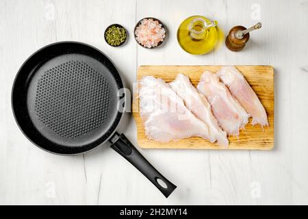 Draufsicht auf rohe, frisch geschälte, stingraue Flügel, die zum Braten bereit sind Stockfoto