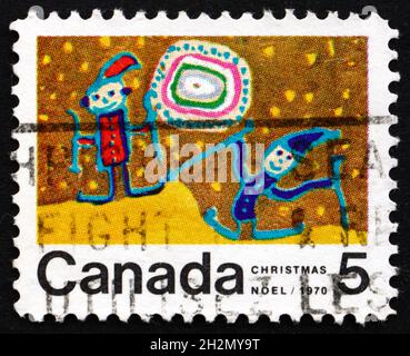 KANADA - UM 1970: Eine in Kanada gedruckte Briefmarke zeigt Kinder beim Skifahren, Weihnachtsdesign des kanadischen Schulkindes, um 1970 Stockfoto