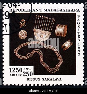 MALAGASY - UM 1993: Eine in Malagasy gedruckte Marke zeigt Sakalava Schmuck, Design, um 1993 Stockfoto