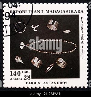 MALAGASY - UM 1993: Eine auf Malagasy gedruckte Marke zeigt Antandroy-Schmuck, Design, um 1993 Stockfoto