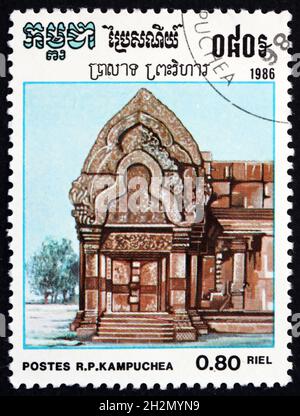 KAMBODSCHA - UM 1986: Eine in Kambodscha gedruckte Briefmarke zeigt den Tempeleingang, Khmer-Kultur, um 1986 Stockfoto