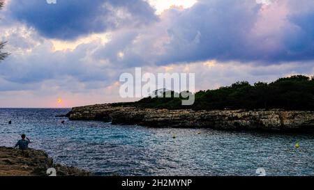 Sonnenuntergang in Cala Blanca. Menorca, Balearen, Spanien. Stockfoto