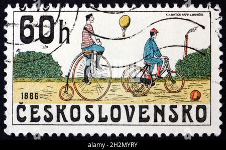 TSCHECHOSLOWAKEI - UM 1979: Eine in der Tschechoslowakei gedruckte Marke zeigt Fahrräder von 1886, um 1979 Stockfoto