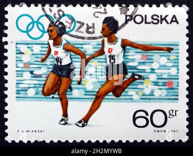 POLEN - UM 1967: Eine in Polen gedruckte Marke zeigt das Women’s Relay Race, die 19. Olympischen Spiele, Mexiko-Stadt, um 1967 Stockfoto
