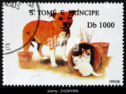 SAO TOME UND PRINIPE - UM 1995: Eine in Sao Tome und Principe gedruckte Marke zeigt Hund und Katze, Haustiere, um 1995 Stockfoto