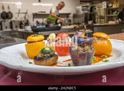 Petits Farcis Provençals: Gefülltes Gemüse im provenzalischen Stil - ein typisches Sommergericht der Provence, zubereitet von Pascal Baurnouin von La Maison de la Tour. Stockfoto