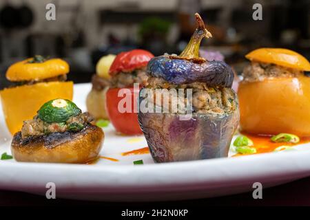 Petits Farcis Provençals: Gefülltes Gemüse im provenzalischen Stil - ein typisches Sommergericht der Provence, zubereitet von Pascal Baurnouin von La Maison de la Tour. Stockfoto