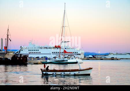 Bunte Abenddämmerung Himmel über dem Hafen - Split, Kroatien Stockfoto