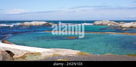 Miller's Point Tidal Pool vor der Küste der False Bay in Kapstadt, Südafrika Stockfoto