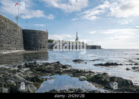 Aberystwyth Südpromenade Ceredigion in der Mitte von Wales mit Blick auf das war Memorial und die Überreste der Burg Stockfoto