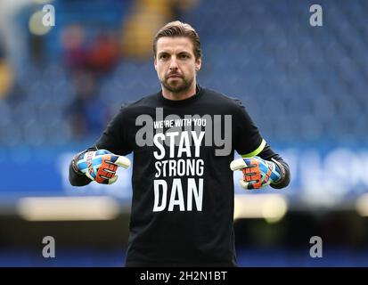 London, Großbritannien. Oktober 2021. Tim Krul von Norwich City trägt ein T-Shirt und unterstützt den 20-jährigen Torhüter von Norwich, Dan Barden, der diese Woche beim Premier League-Spiel in Stamford Bridge, London, an Hodenkrebs erkrankt war. Bildnachweis sollte lauten: Paul Terry / Sportimage Kredit: Sportimage/Alamy Live News Stockfoto