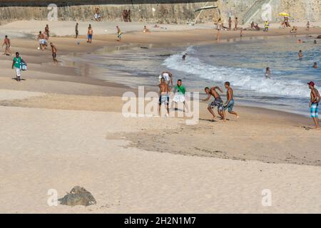 Salvador, Bahia, Brasilien - Januar 08. 2020: Menschen am Strand von Ondina in Salvador, Bahia, Baden im Meer und Spaß in der Mitte der c Stockfoto