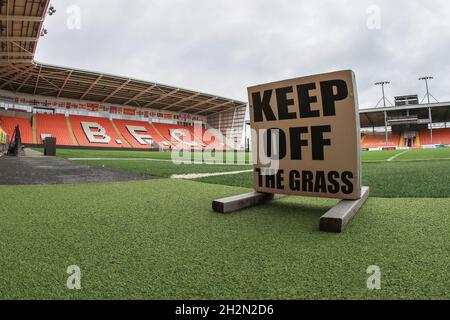 Blackpool, Großbritannien. Oktober 2021. Ein „Keep off the Grass“-Sing auf dem Spielfeld in der Bloomfield Road vor diesem Nachmittag Lancashire Derby, Blackpool / Preston North End in Blackpool, Großbritannien am 10/23/2021. (Foto von Mark Cosgrove/News Images/Sipa USA) Quelle: SIPA USA/Alamy Live News Stockfoto