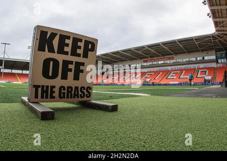 Blackpool, Großbritannien. Oktober 2021. Ein „Keep off the Grass“-Sing auf dem Spielfeld in der Bloomfield Road vor diesem Nachmittag Lancashire Derby, Blackpool / Preston North End in Blackpool, Großbritannien am 10/23/2021. (Foto von Mark Cosgrove/News Images/Sipa USA) Quelle: SIPA USA/Alamy Live News Stockfoto