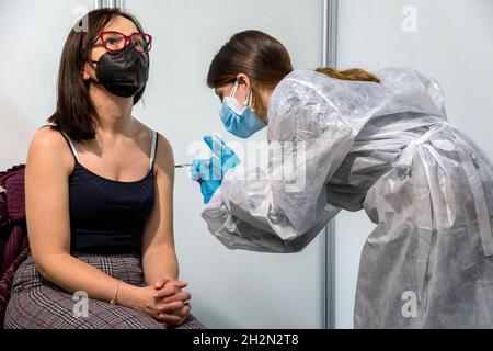 Campobasso, Molise Region, Italien: Ein Arzt verabreichte einer Frau die erste Dosis des Impfstoffs im multifunktionalen Zentrum der Universität von Molise. Stockfoto