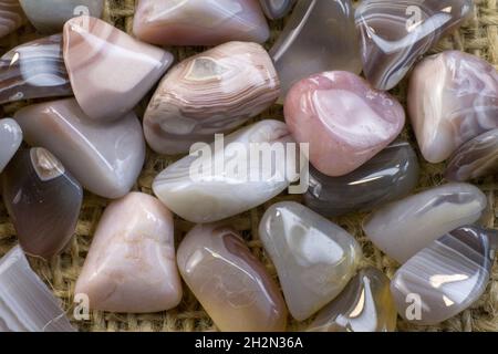 Natürliches Achat, verschiedene Arten und Farben, Edelsteine Mineraliensammlung als schöner natürlicher Hintergrund Draufsicht Stockfoto