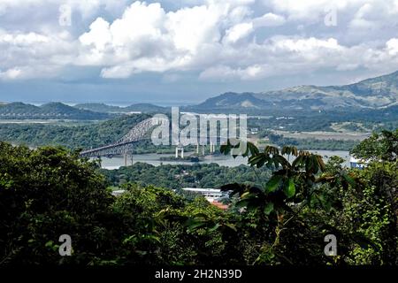 Blick auf die Puente de las Americas Bridge des Panamerikanischen Highway, der den Pazifik-Eingang zum Panamakanal überspannt, vom Ancon Hill in Panama-Stadt Republik Panama aus gesehen Stockfoto