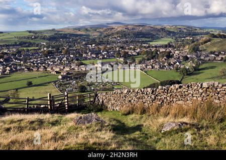 Blick über die kleine Landstadt Settle, in Ribblesdale, in den Yorkshire Dales. Am Horizont ist der Inglelorough-Gipfel zu sehen. Stockfoto