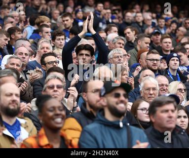 London, Großbritannien. Oktober 2021. Die Fans nehmen an einem Minutenapplaus Teil, in dem sie an den ehemaligen stellvertretenden Vorsitzenden Matthew Harding erinnern, der gestern 24 bei einem Hubschrauberabsturz während des Spiels der Premier League in Stamford Bridge, London, gestorben ist. Bildnachweis sollte lauten: Paul Terry / Sportimage Kredit: Sportimage/Alamy Live News Stockfoto