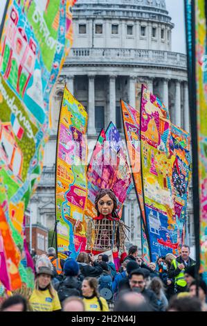 London, Großbritannien. 23 Okt 2021. Amal verlässt die St. Paul's Cathedral und überquert die Millennium Bridge - die kleine Amal, eine 3.5 Meter hohe Marionette eines jungen Flüchtlingsmädchen, ist auf einer Reise durch die Türkei und durch Europa unterwegs, um ihre Mutter zu finden. Der Spaziergang ist ein Wanderfestival der Kunst und Hoffnung zur Unterstützung von Flüchtlingen, mit der künstlerischen Leitung von Amir Nizar Zuabi und die Puppe wurde von der Handspring Puppet Company geschaffen. Als Vertreter aller vertriebenen Kinder, viele von ihren Familien getrennt, reist der kleine Amal über 8.000 km und verkörpert die dringende Botschaft „Vergiss uns nicht“. Kredit: Guy Bell/Alamy Live Ne Stockfoto