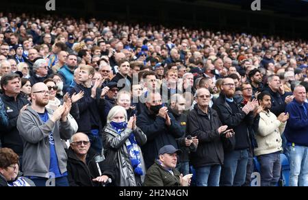 London, Großbritannien. Oktober 2021. Der ehemalige stellvertretende Vorsitzende Matthew Harding, der gestern vor 24 Jahren starb, erinnerte sich an die Chelsea-Fans während des Spiels der Premier League in Stamford Bridge, London. Bildnachweis sollte lauten: Paul Terry / Sportimage Kredit: Sportimage/Alamy Live News Stockfoto