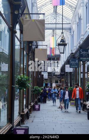 Die viktorianischen Einkaufspassagen im Stadtzentrum von Cardiff sind beliebte Indoor-Einkaufsstraßen mit individuellen und individuellen Merkmalen Stockfoto