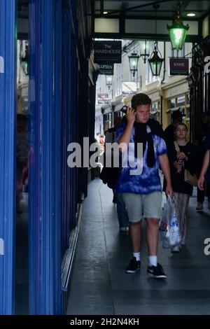 Die viktorianischen Einkaufspassagen im Stadtzentrum von Cardiff sind beliebte Indoor-Einkaufsstraßen mit individuellen und individuellen Merkmalen Stockfoto