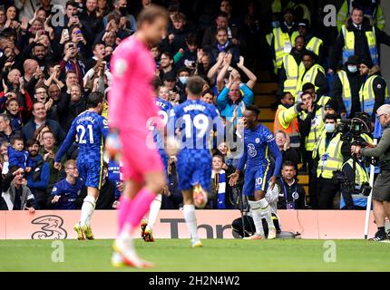 Chelsea's Callum Hudson-Odoi (rechts) feiert mit seinen Teamkollegen das zweite Tor des Spiels, da Norwich City-Torhüter Tim Krul beim Premier League-Spiel in Stamford Bridge, London, niedergeschlagen aussieht. Bilddatum: Samstag, 23. Oktober 2021. Stockfoto