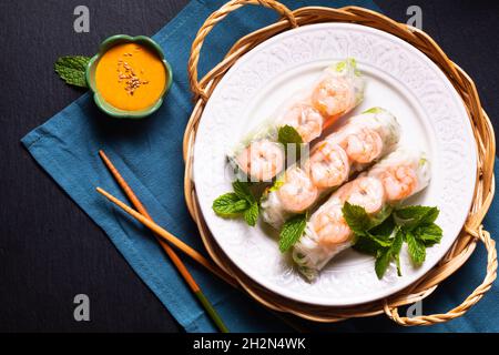 Food-Konzept Asiatische Lebensmittel hausgemachte Garnelen vietnamesischen Reis Papier Frühlingsrolle und Erdnuss Dipping Sauce mit Kopierer Platz Stockfoto