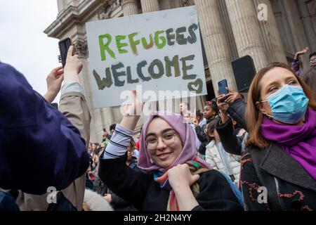 London, Großbritannien. Oktober 2021. Little Amal, eine 9 m große Marionette, die ein 4,970 Jahre altes syrisches Flüchtlingsmädchen vor der St. Paul's Cathedral darstellt, läuft Meilen von der Türkei nach Manchester, um auf die Reise aufmerksam zu machen, die Kinder auf sich nehmen. Kredit: Lucy North/Alamy Live Nachrichten Stockfoto