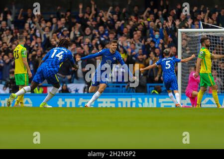 Stamford Bridge, Chelsea, London, Großbritannien. Oktober 2021. Premier League Football Chelsea FC gegen Norwich City: Mason Mount (19) von Chelsea dreht sich ab und feiert in der 8. Minute sein Tor für 1-0 Kredit: Action Plus Sports/Alamy Live News Stockfoto