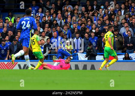Stamford Bridge, Chelsea, London, Großbritannien. Oktober 2021. Premier League Football Chelsea FC gegen Norwich City: Callum Hudson-Odoi (20) aus Chelsea tritt um den Torwart herum, als er Chelseas 2. Tor für 2-0 in der 18. Minute erzielte Kredit: Action Plus Sports/Alamy Live News Stockfoto