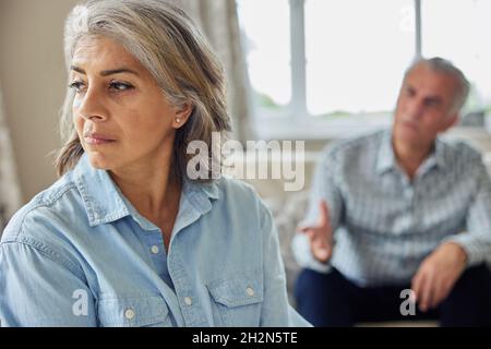 Älteres Paar mit Argument zu Hause Stockfoto