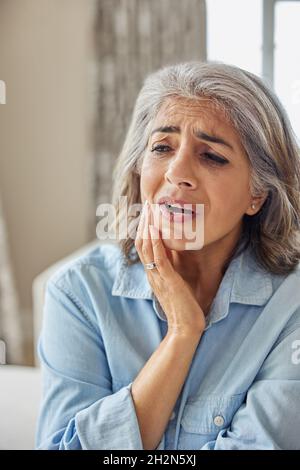 Reife Frau Zu Hause, Die Unter Schmerzen Mit Zahnschmerzen Leidet Stockfoto