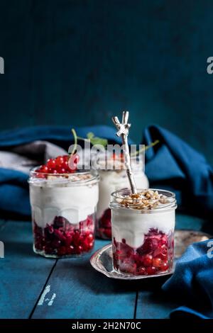 Joghurt-Parfait mit roten Johannisbeeren und Nüssen Stockfoto