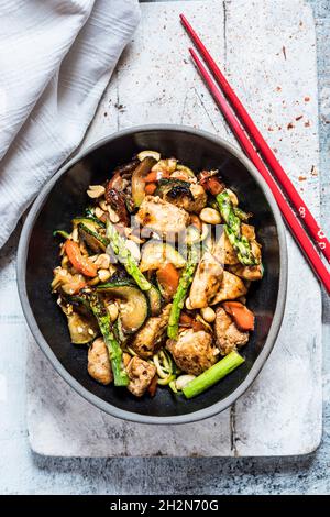 Schüssel mit chinesischem Kung Pao-Huhn Stockfoto