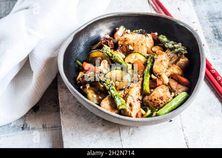 Schüssel mit chinesischem Kung Pao-Huhn Stockfoto