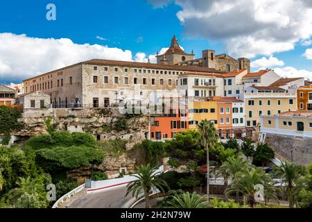 Spanien, Balearen, Mahon, Außenansicht der Markthalle Claustre del Carme im Sommer Stockfoto