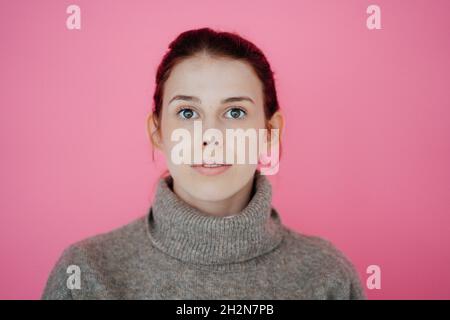 Junge Freiberuflerin, die im Park über Lautsprecher auf dem Smartphone spricht Stockfoto