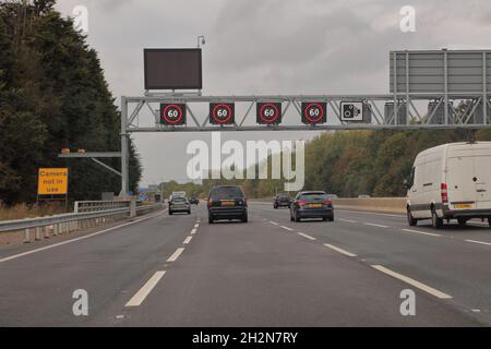 Abschnitte der neuen M4 Smart Motorway rund um Reading in Bekshire mit vier Fahrspuren und neuer Beschilderung mit digitalen Displays. Stockfoto