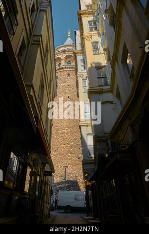 Blick auf den Galata-Turm von der engen Straße am frühen Morgen Stockfoto