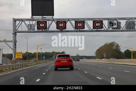 Abschnitte der neuen M4 Smart Motorway rund um Reading in Bekshire mit vier Fahrspuren und neuer Beschilderung mit digitalen Displays. Stockfoto